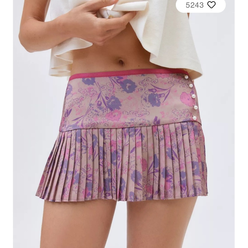 NWT Kimchi Blue Daisy Pleated Micro Mini Skirt. Low rise. Whimsical. Romantic - Picture 2 of 11